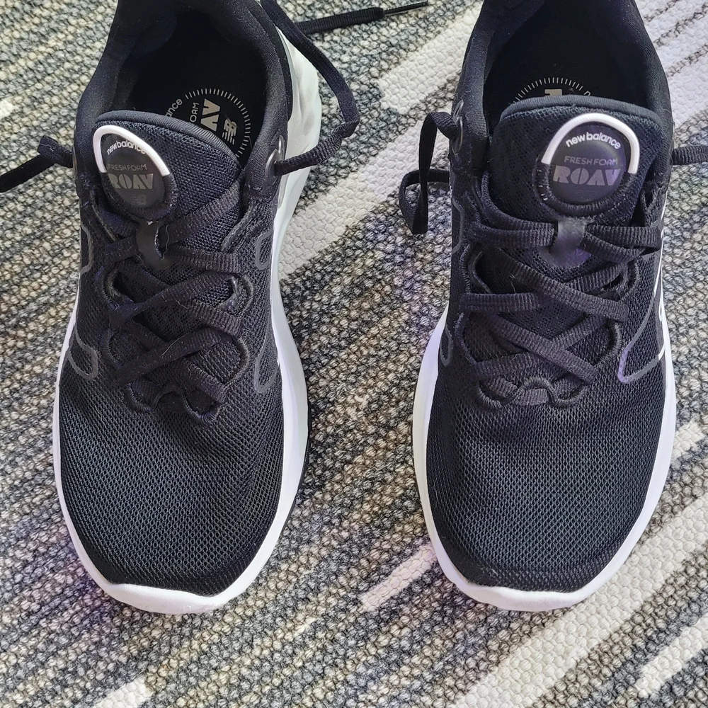 New Balance Black and White Women's Running Sneakers Size 5 - Picture 3 of 6